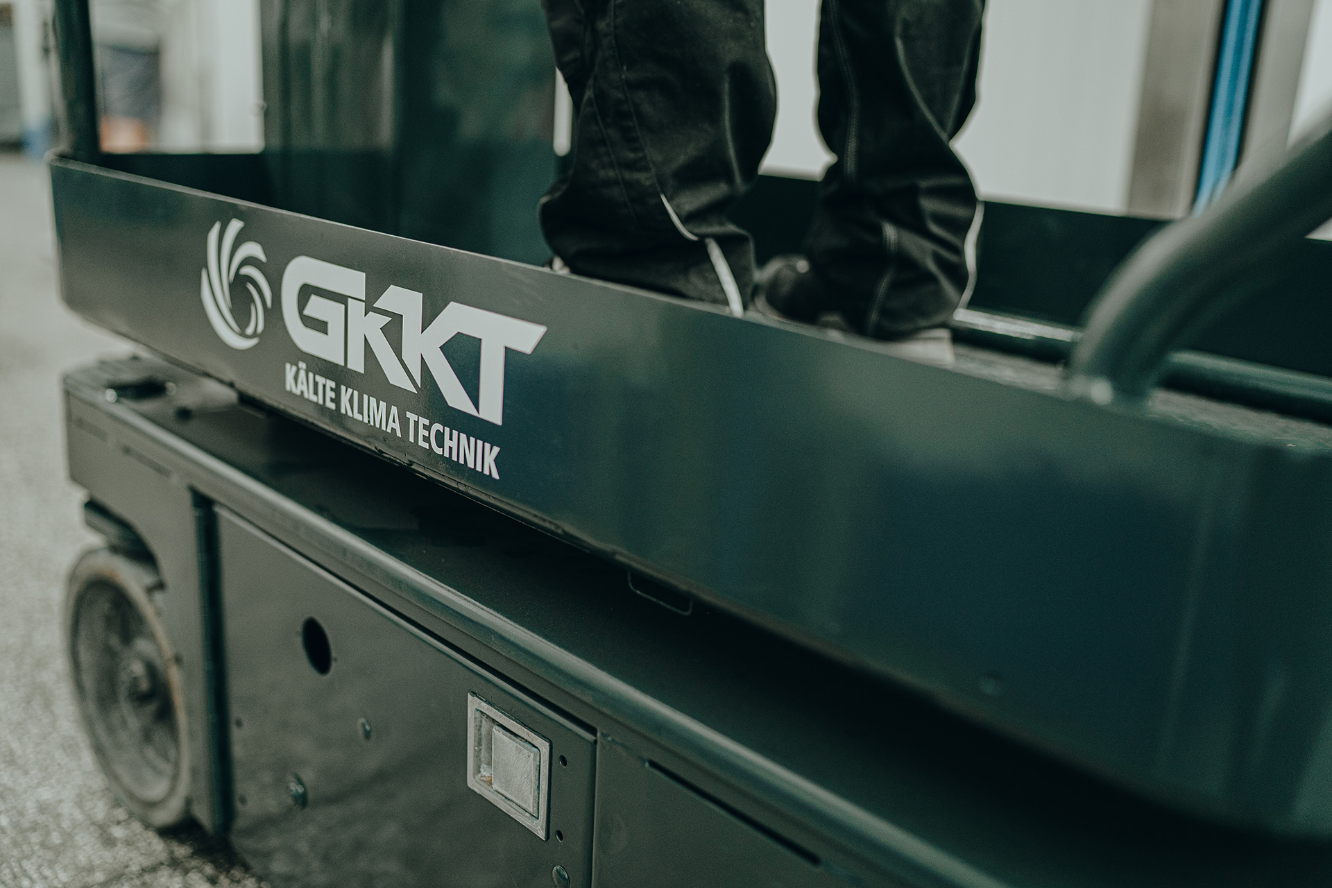 Bildausschnitt eines Personenlifts mit Logo GKKT
