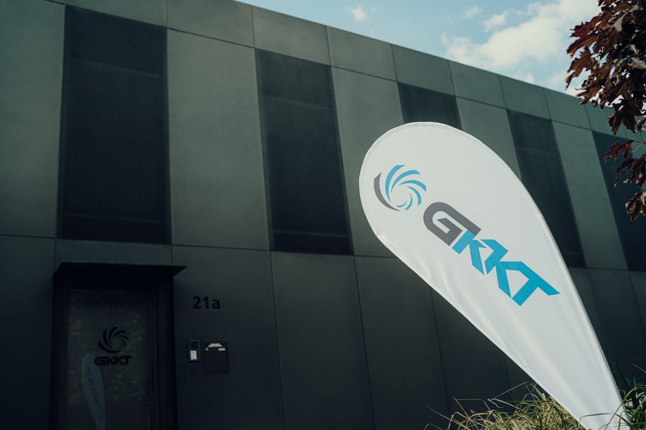 G-KKT Beachflag mit Logo vor der Hauptzentrale