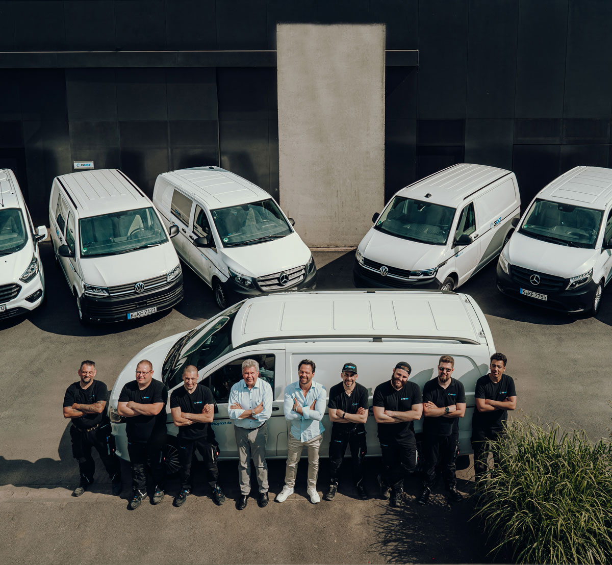 Kältetechnik Team von GKKT vor Firmenfahrzeugen in Köln