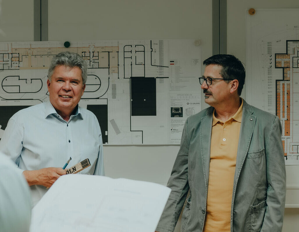 Männer planen Propan Kälteanlagen mit Kunde