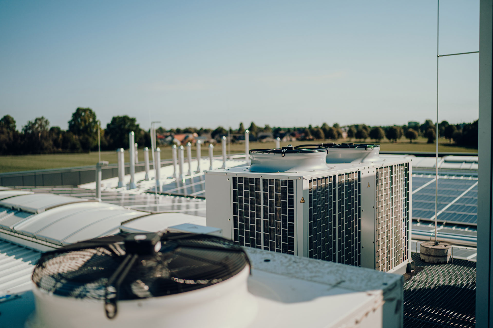 Zentrale Klimaanlage auf Dach beim G-KKT Kunden in Köln